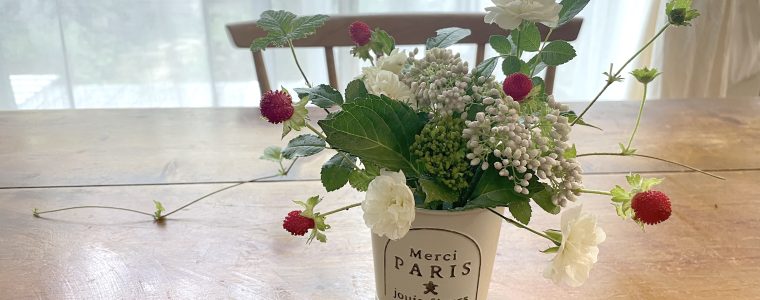 パリ土産のお礼にお庭のお花でミニアレンジしました